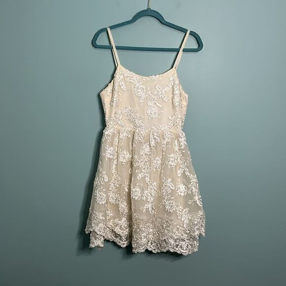 ALICE+OLIVIA Rora Lace Overlay Pouf Mini Cocktail dress in Ivory - Picture 2 of 12